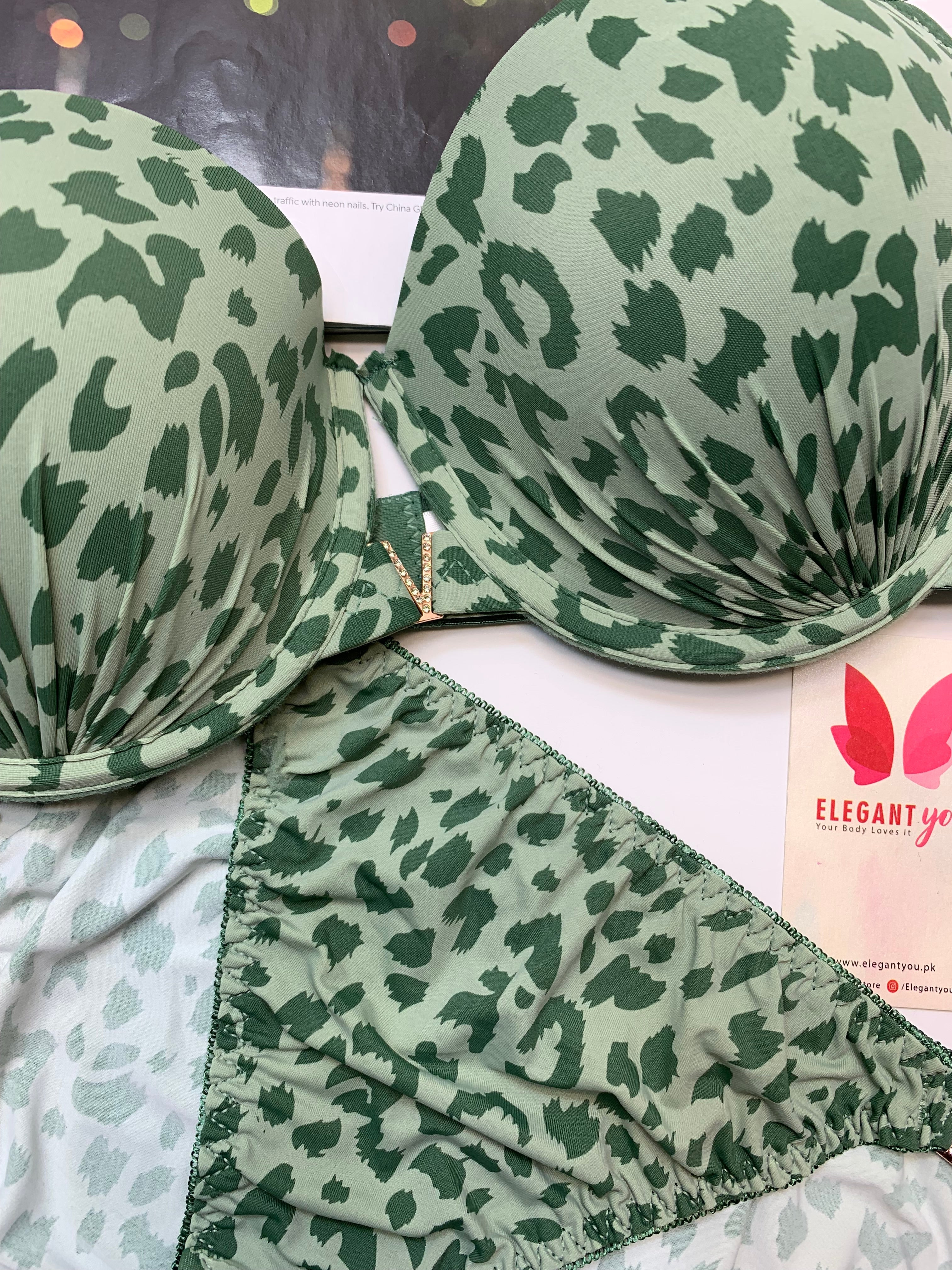 D Cup Size V Buckle Padded Push-up Wire Bra & Underwear Combo (001)